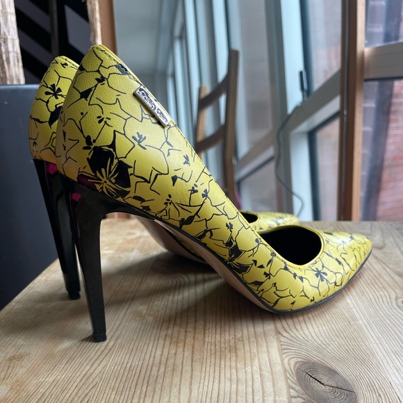 Calvin Klein Rare Black and Yellow Floral Print Heels - Picture 8 of 11